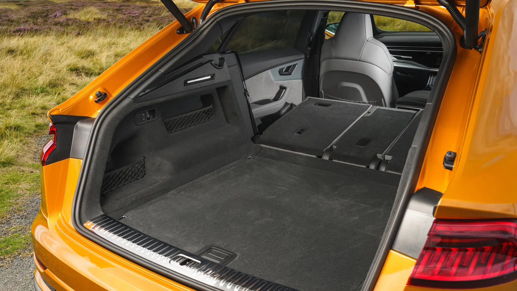 Audi Q8 - Car Rental in Paris