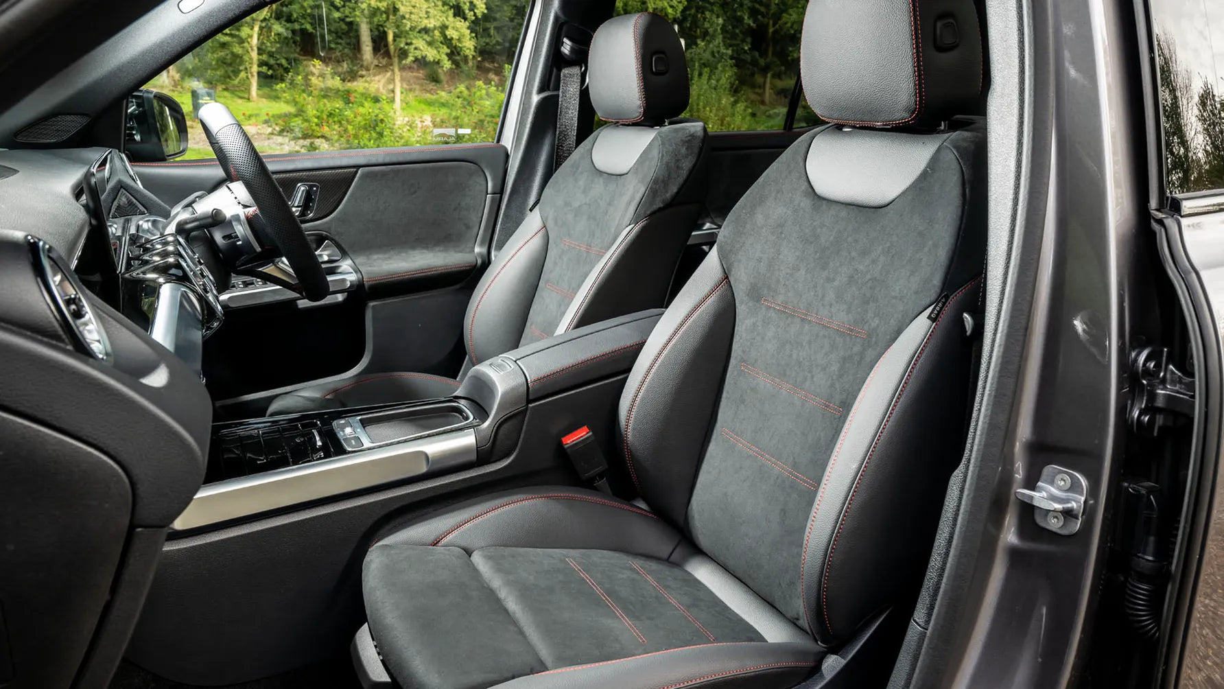 Mercedes GLB - Car Rental in Paris